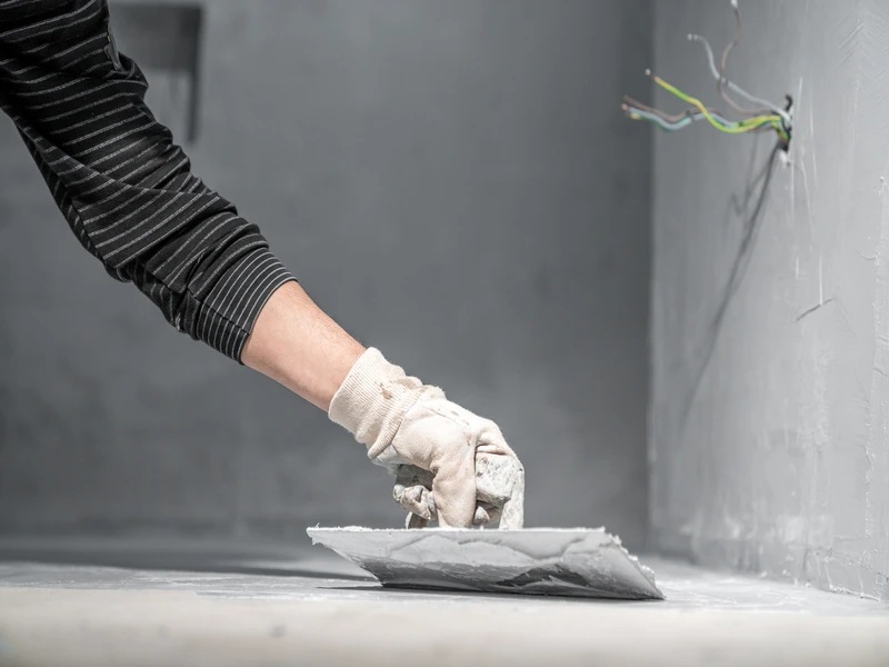 Aplicación de microcemento en suelo y pared con acabado moderno realizado en Lleida
