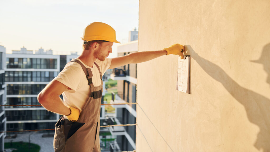 Pintor profesional trabajando en la renovación de una fachada exterior en Lleida